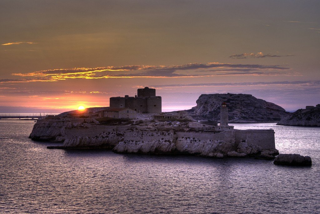 Замок графа монте кристо. Остров Монте Кристо Италия. Замок ИФ на одноименном острове.