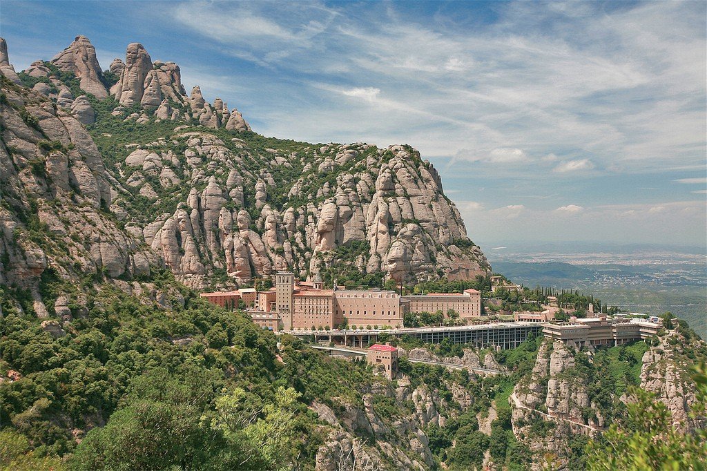 Каталония гора Монтсеррат. Испания гора Монтсеррат монастырь. Бенедиктинский монастырь Монтсеррат. Барселона храм Монсеррат. Montserat