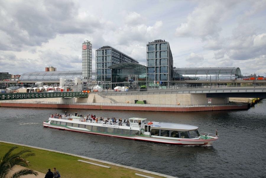 2-berlin-haptbahnof-outside