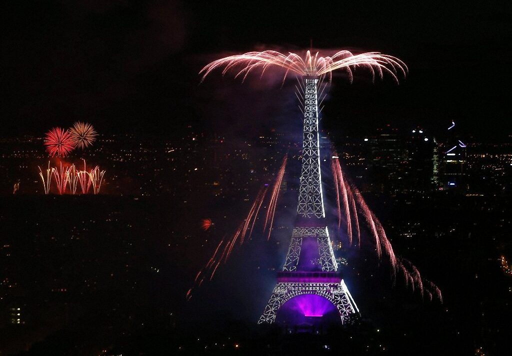 feericheskoe-shou-nad-ejfelevoj-bashnej-7