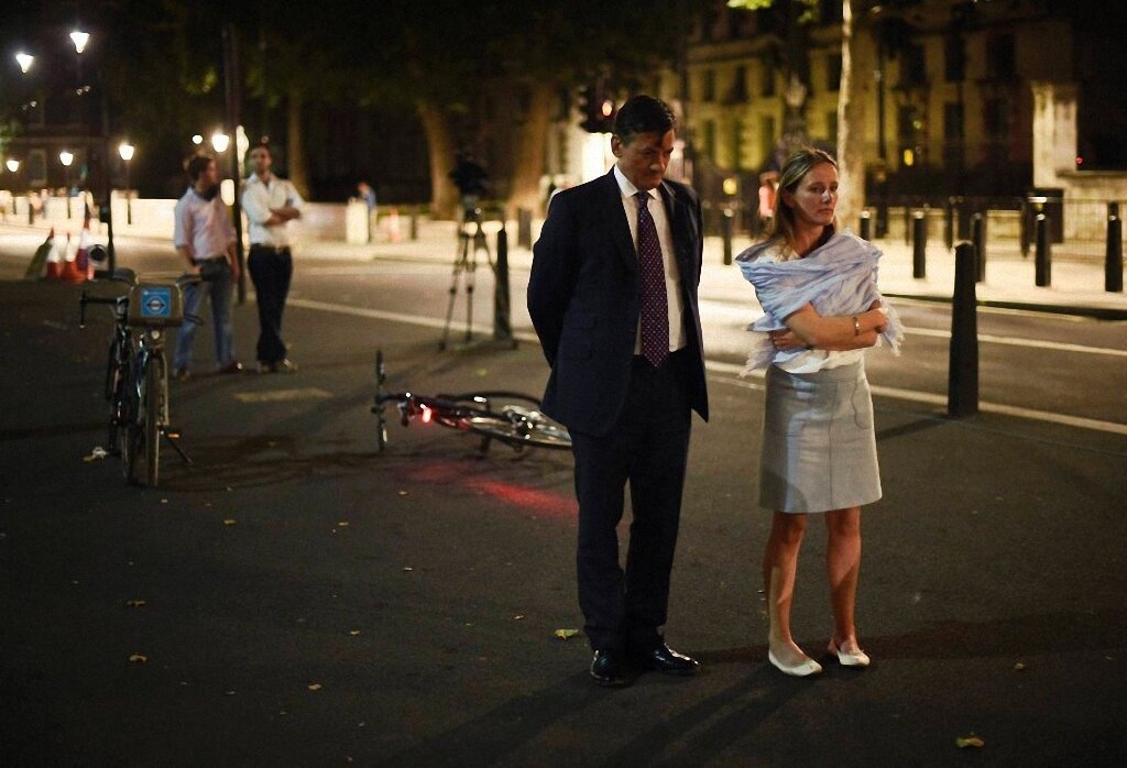 Поле красных маков у Лондонского Тауэра-10