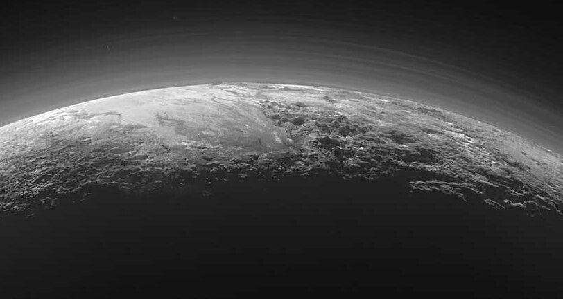 4. У него тонкая атмосфера.