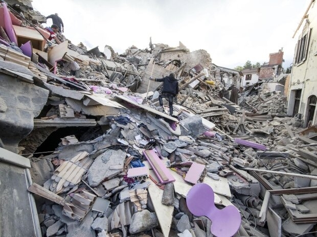 6. Уже официально сообщается о 247 погибших. Большинство из них из города Аматриче.