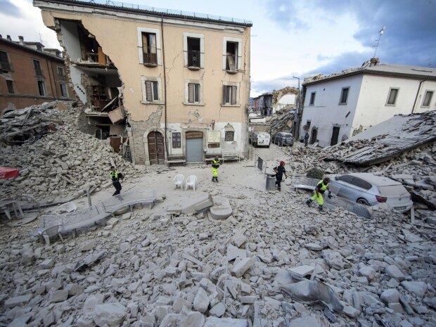 8. Обрушившаяся стена здания.