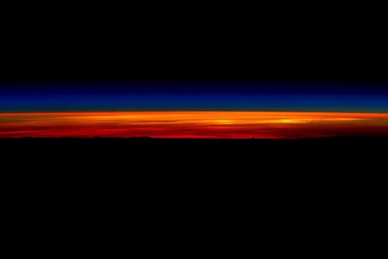 nasa-astronaut-scott-kelly-shared-a-series-of-five-sunrise-photographs