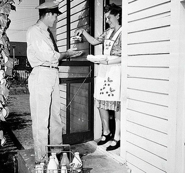 14. Молочник. Раньше молочники носили молоко ежедневно. Дело в том, что раньше не было холодильников и молоко портилось буквально за сутки. 