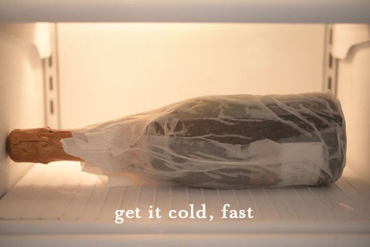 16. Гости на подходе, а шампанское теплое? Оберните бутылку влажным бумажным полотенцем и поставьте в холодильник. Влажная бумага ускорит процесс охлаждения.