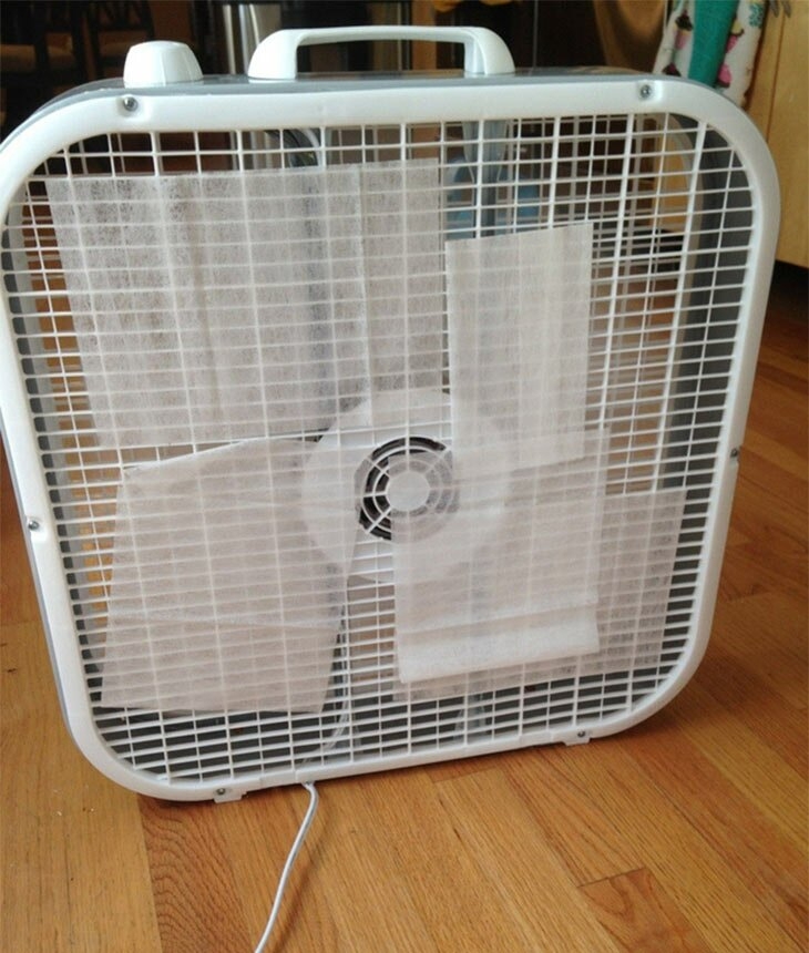 2. Чтобы избавиться от запаха в комнате, положите внутрь вентилятора ароматизированные влажные салфетки.