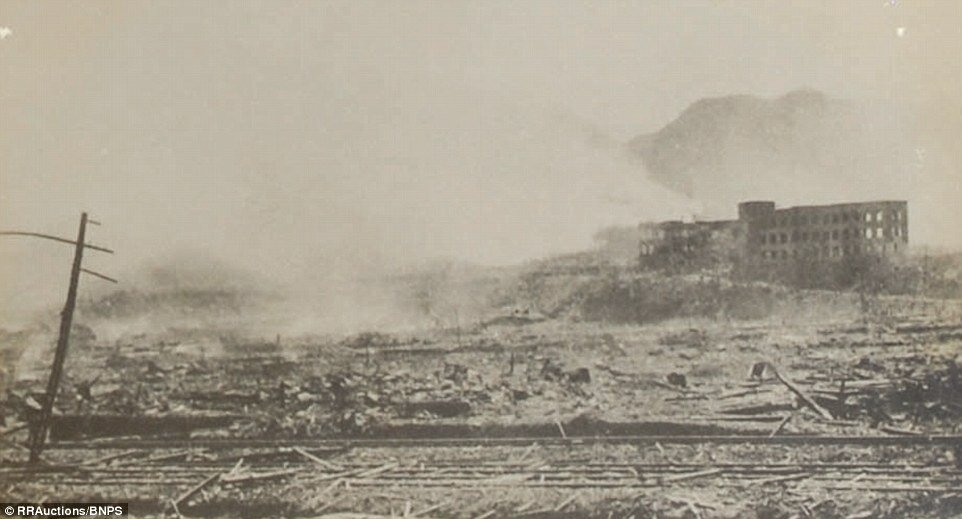 7. Полный альбом содержит 24 фотографии.