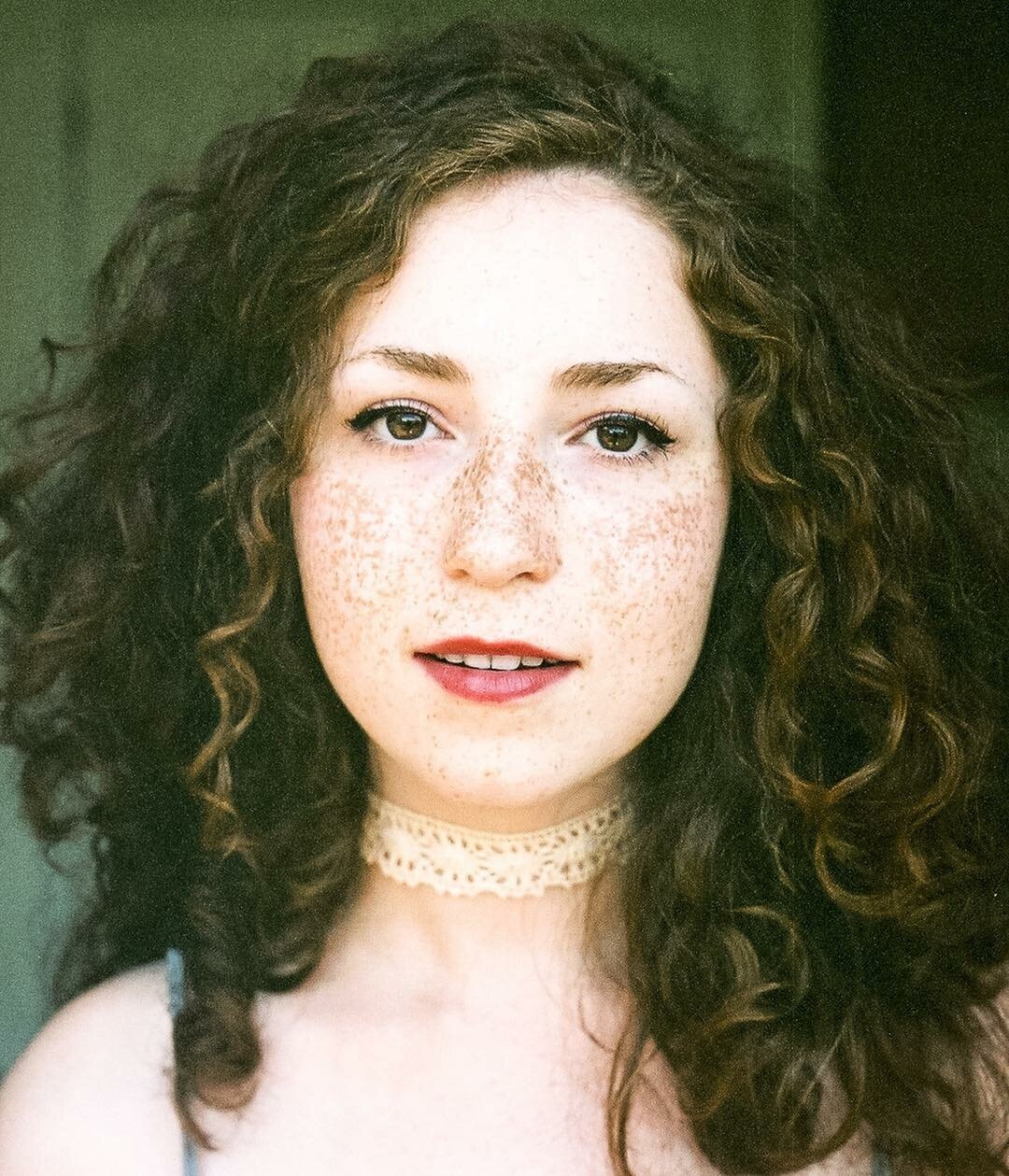 10. Любопытно то, что использую дорогие камеры, фотографы стремятся к пленочной эстетике, обрабатывая фото в фоторедакторах и приводя картинку к винтажному виду.