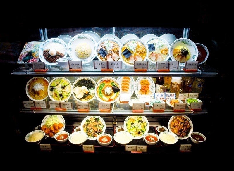 8. Процесс, как правило, начинается с приготовления блюда, которое доставляют из ресторана на завод-изготовитель, чтобы оно послужило в качестве модели.