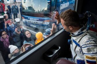 russian-actor-blasts-off10