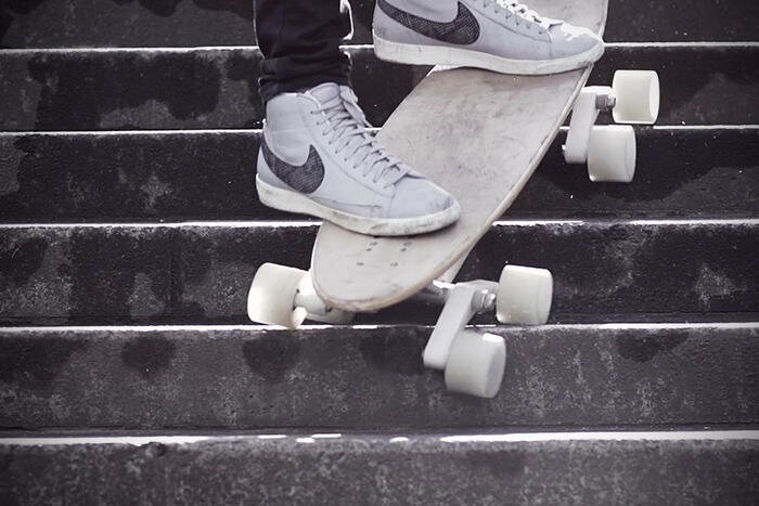 14. Этот скейтборд является лонгбордом - разновидностью роликовых досок, характеризующаяся большей скоростью и повышенной устойчивостью. Разработка велась с нуля, и доска затачивалась под катание в любой точке города. Уникальный механизм с восьмью колесами делает доску подходящей для катания как по ровный тротуарам, так и по ступенькам. 