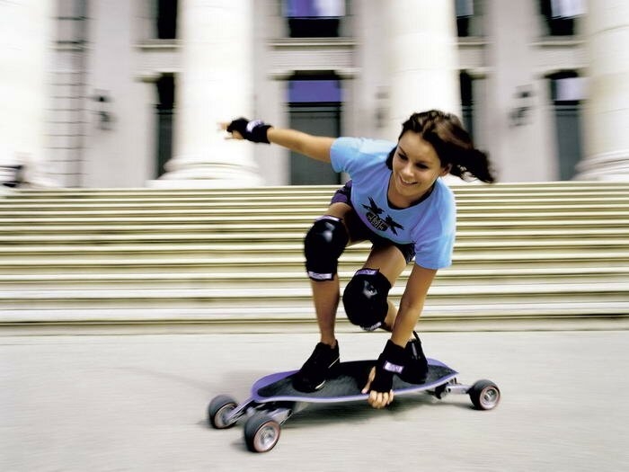 7. Этот скейтборд производился с середины 2001 по 2004 год. StreetCarver изготовлен из очень жесткой и прочной древесина, а также стекловолокна. Скейтборд компектуется уникальной системой подвески, в которую входят детали от подвески BMW 5 серии. Разработку скейтборда осуществляла фирма DesignworksUSA.