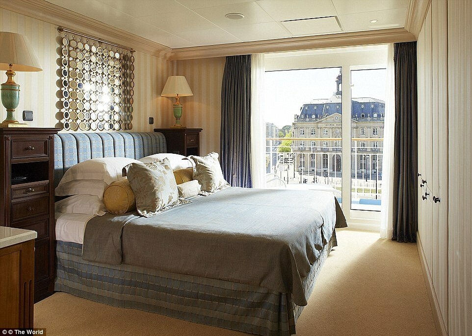 10. Стоимость квартиры на корабле рассчитывается в зависимости от квадратов. Помимо трехкомнатных квартир есть двух-комнатные, а также студии. Всего корабль насчитывает около 40 студий.