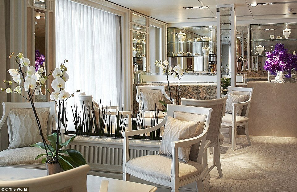 13. Яхта может похвастаться стильным интерьером от известных дизайнеров.