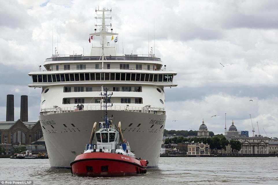 2. Сейчас судно прибыло в Лондон, после чего оно направится во Францию, а затем в Испанию.