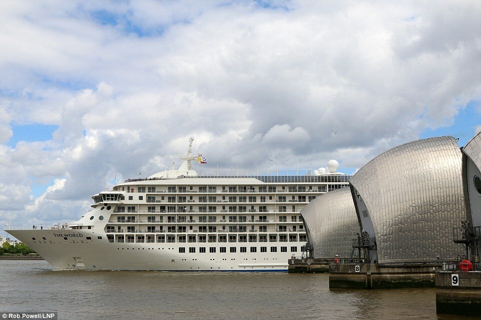 3. Великолепный вид! Владельцы кают могут жить на яхте все время, а могут лишь изредка появляться в своих апартаментах. В среднем владельцы квартир на яхте живут в них от 3 до 6 месяцев.