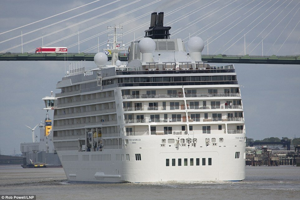 5. Созданная в 2002 году эта яхта насчитывает 165 роскошных квартир стоимостью от 2,7 до 9,1 млн $ за топ-люкс. Владеют квартирами около 130 семей по всему миру.