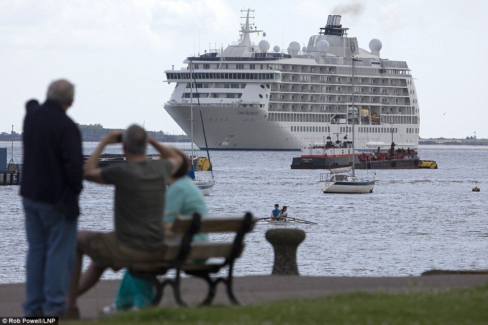 7. Мир круглый год находится в плавании. Однако его пассажирам не обязательно находится в своих квартирах все время.